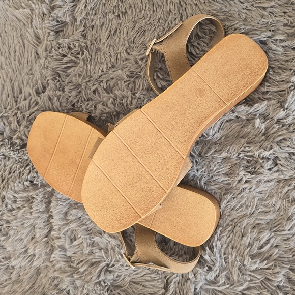 ๐๏ธ Bella Vita Sandals ๐ฎ๐น - Picture 4 of 5